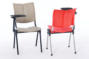 Der Kunststoffstuhl Detroit kann in verschiedenen Farben konfiguriert werden